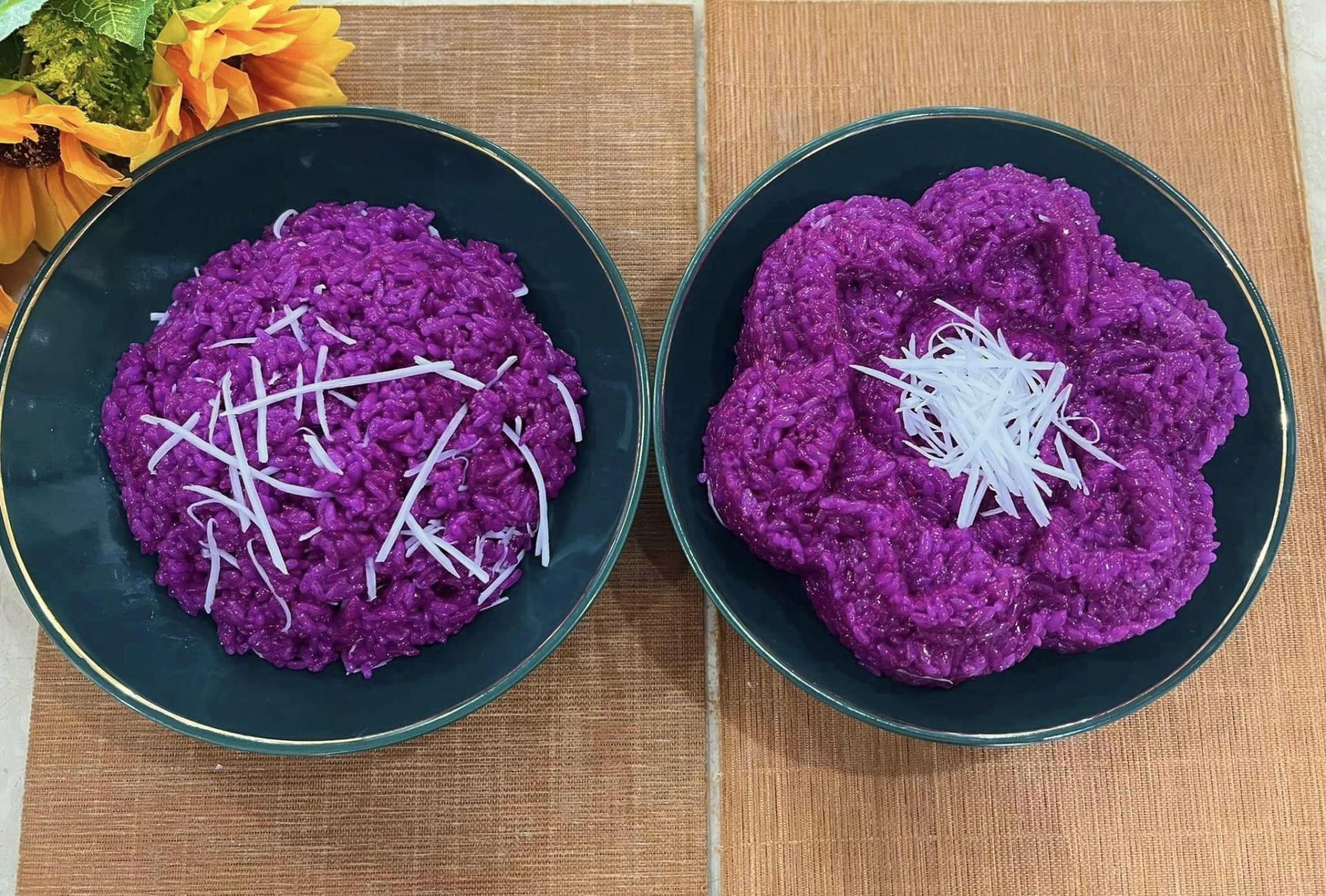 Ăn kèm với dừa sợi hoặc muối đậu phộng